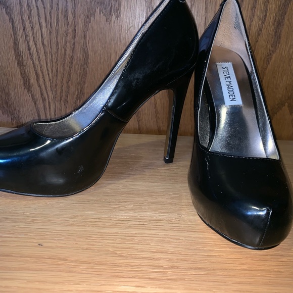 TPR! Steve Madden platinum bottom pumps. - Picture 3 of 3